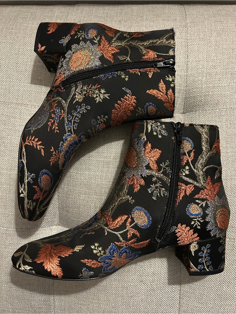 Urban Outfitters Black Embroidered Floral Brocade Ankle Boots Boho, Size 8